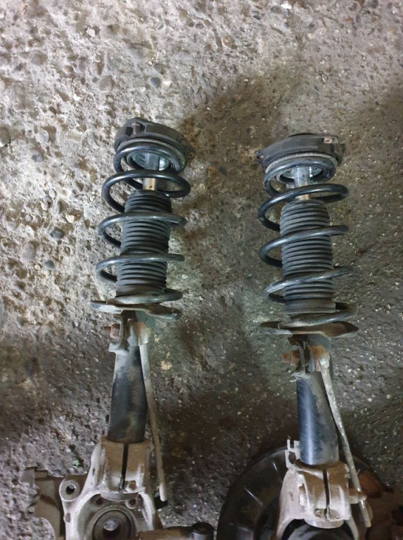 Set amortizoare + arcuri fata VW Passat B7 1.4 TSI 160cp cod piesa : 3C0413031AJ