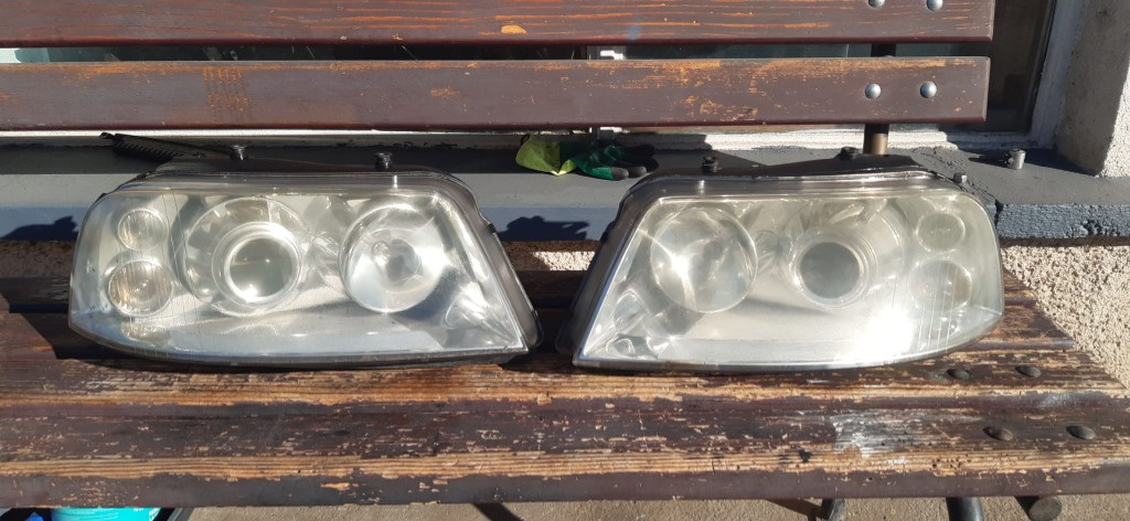 Set faruri cu xenon,VW Sharan,an 2002/2003/2004/2005,de pe masina cu volan pe partea stanga