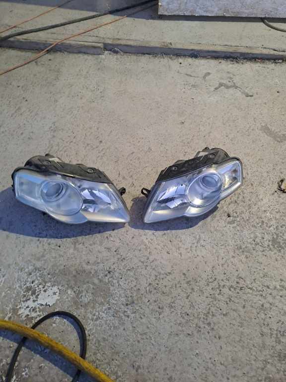Set faruri stanga dreapta VW Passat B6 originale Europa