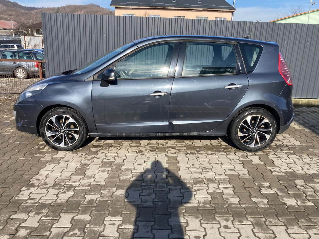 Set fete usi Renault Scenic 3 2010 MONOV