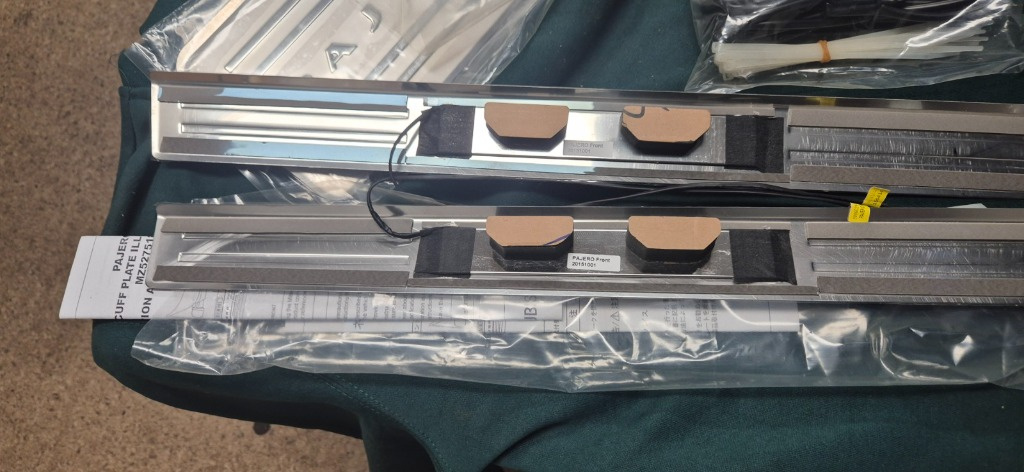 Set plăci prag iluminate NOI 2014-2019 Pajero Long V93 V98 cod MZ527518EX
