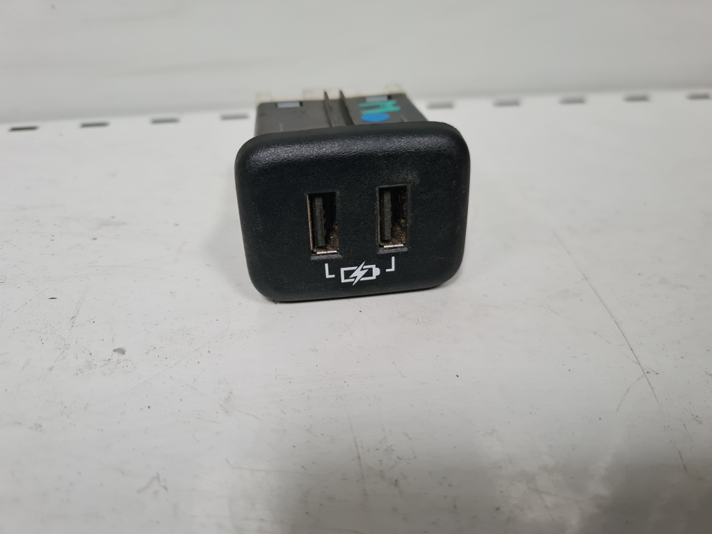 Soclu, priza de alimentare accesorii USB Opel Insignia B 13598459