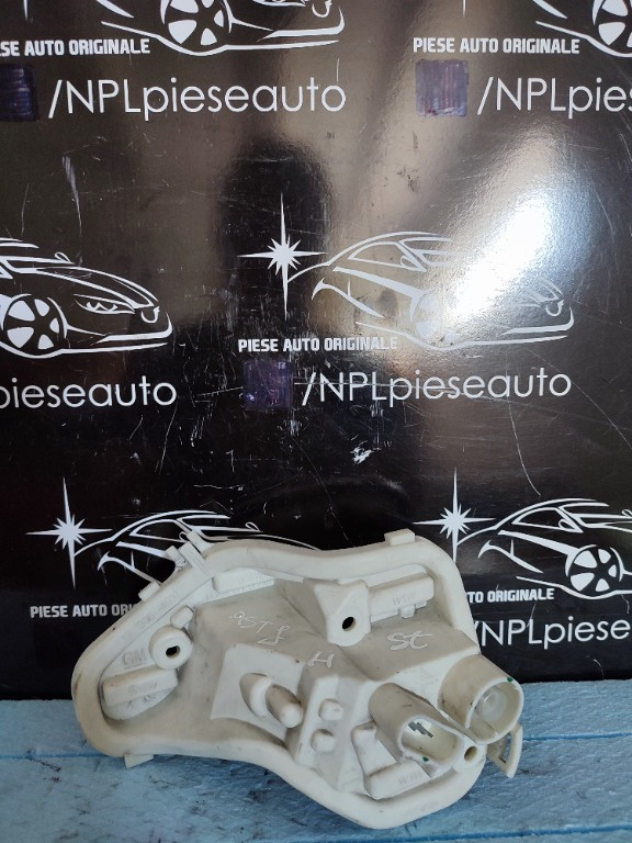 Soclu stop stânga pe aripa opel astra j hatchback