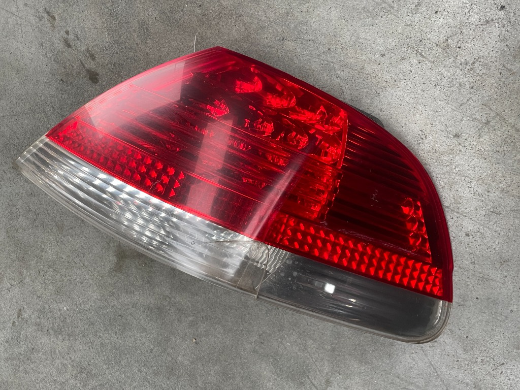 Stop aripa dreapta cu defect Bmw seria 7 E65/E66 cod 6937236