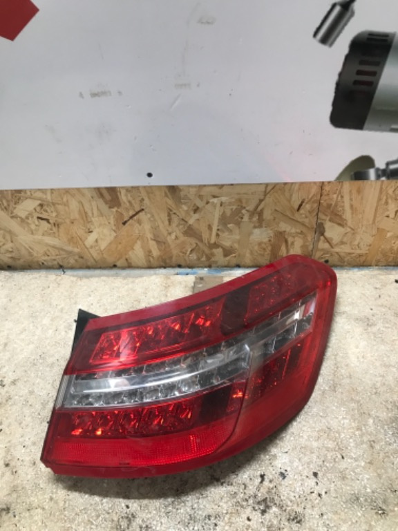 Stop dreapta led mercedes w212 clasa e berlina cu un colt ciobit