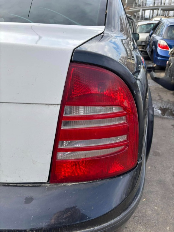 STOP DREAPTA SKODA SUPERB DIN 2005