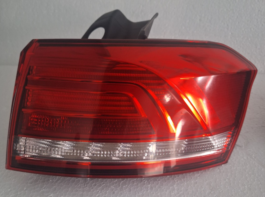 STOP DREAPTA VW PASSAT B8 BREAK cu led de pe caroserie.