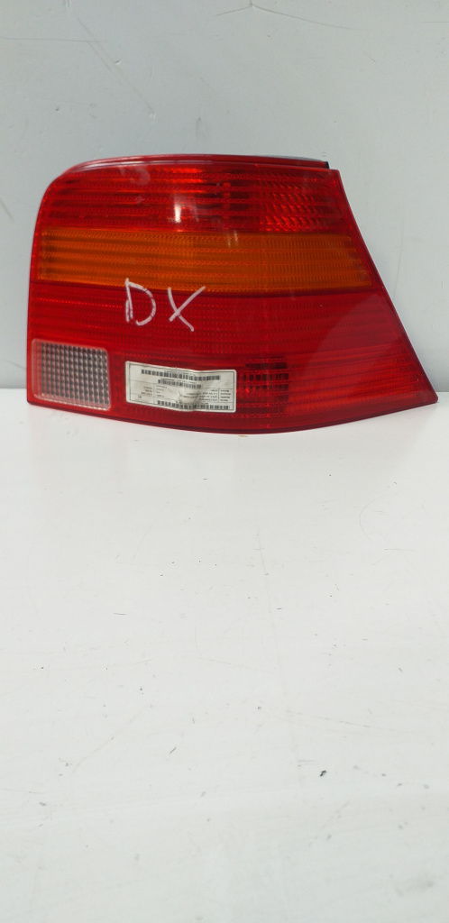 Stop (lampă spate) dreapta VW Golf 4 hatchback cu semnalizare galbenă, an fabricatie 2002