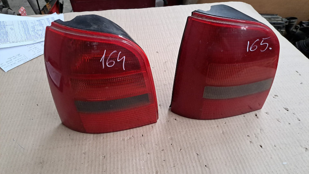 Stop stanga Audi A4 B5 combi cod 8D9945095A
