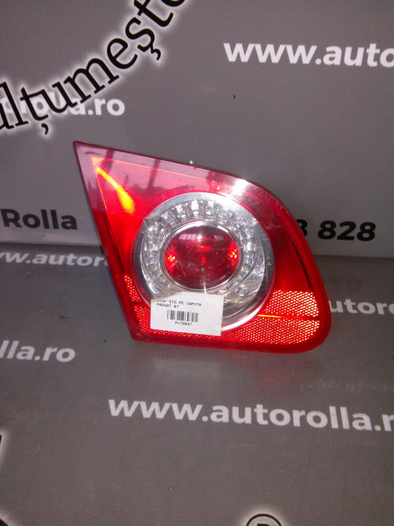 Stop stanga pe capota Volkswagen Passat B6.