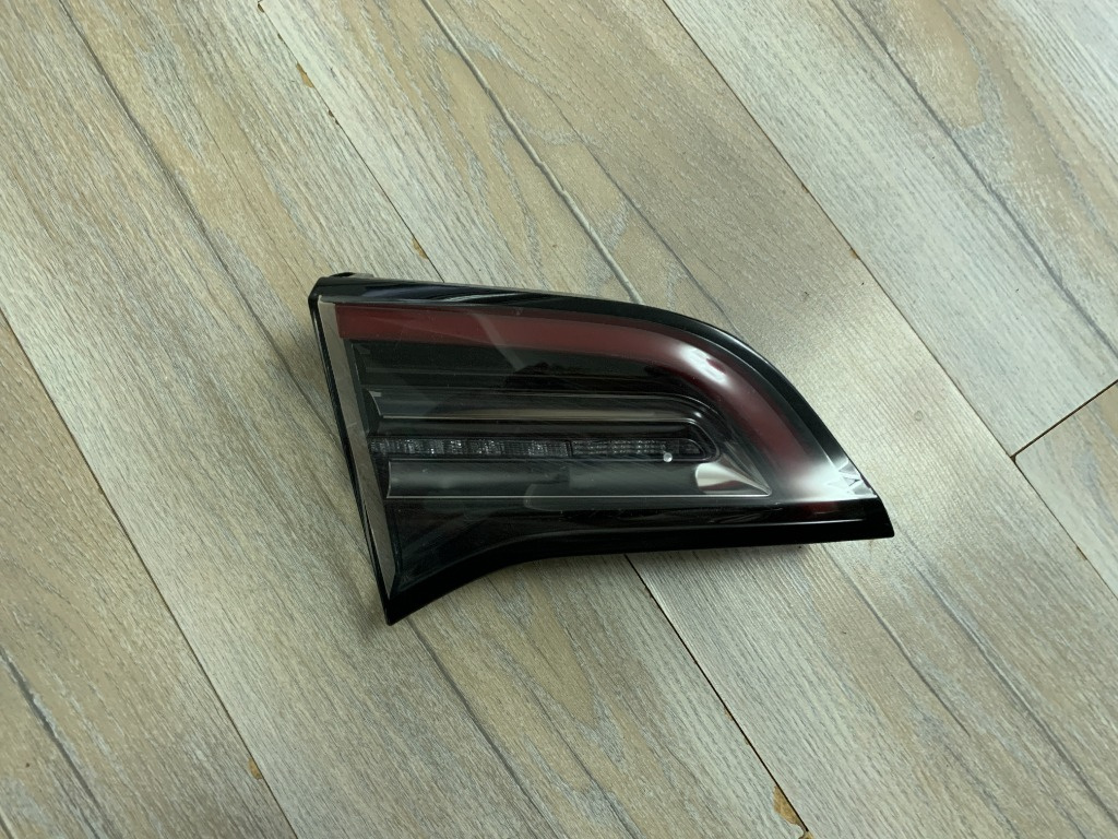 Stop stanga pe haion tesla model 3
