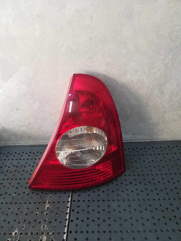 Stop tripla lampa dreapta renault clio 2 bb cb 8200071414