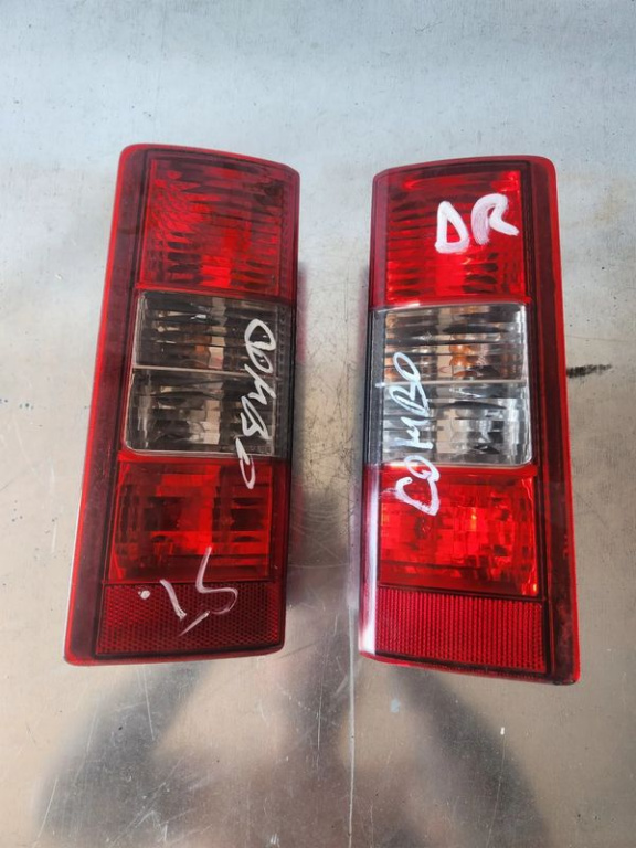 Stopuri Lampa Stop Tripla Stanga Dreapta Opel Combo An 2002-2003-2004-2005-2006-2007-2008-2009-2010 - Dezmembrari Arad