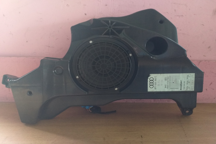 Subwoofer auto 8P7035382C spate dreapta 8P7035382C