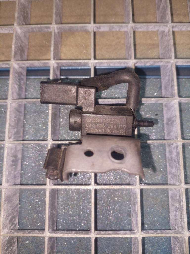 Supapa Vacuum Volkswagen Audi Skoda Cod 037906283C