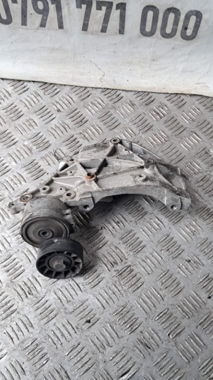 Suport accesorii Volvo C30 2.0 D cod motor D4204T, an fab. 2010 cod 9682367380