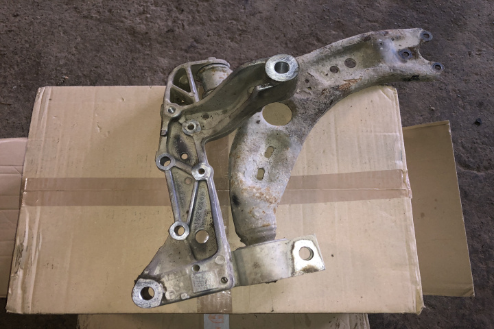 Suport brat dreapta 1K0199296F Volkswagen VW Touran [2th facelift] [2010 - 2015] Minivan 1.6 TDI MT (105 hp)