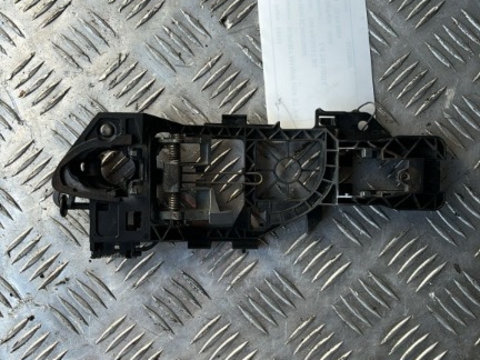 Suport maner usa stanga fata VW Passat B6 1.4 TSI an fab. 2009 cod piesa 3C0837885F