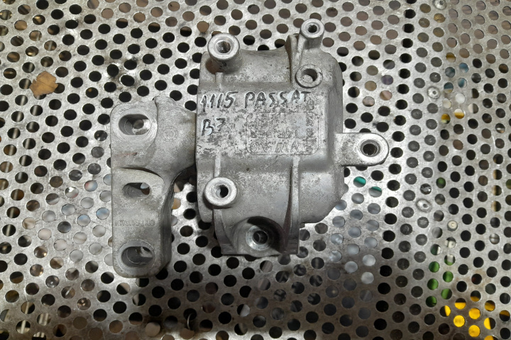 Suport motor dreapta 1K0199262C Volkswagen VW Passat B7 [2010 - 2015] Variant wagon 5-usi 2.0 TDI DSG (170 hp)