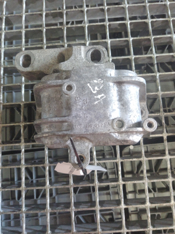 Suport motor dreapta ( in partea cu distributia ) Volkswagen Golf 5 (1k1) an [2004-2009] BKC , 77 kW / 105 CP 1896 cmc / 1.9 l diesel cod piesa 1K0199262BA