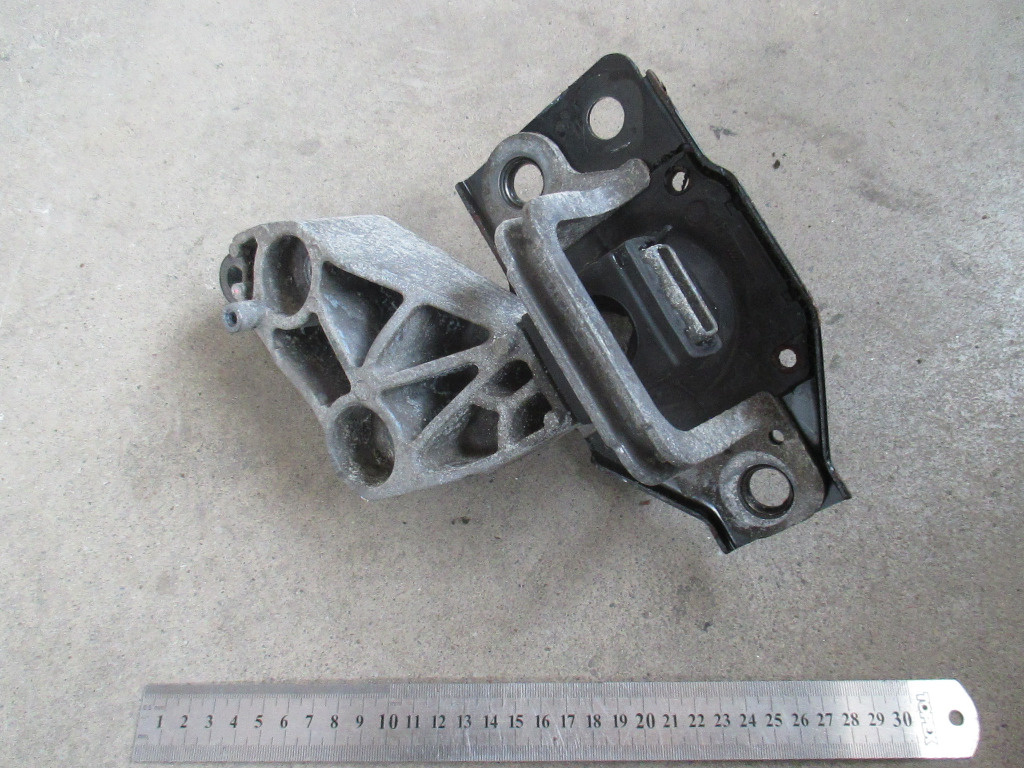 Suport motor dreapta sus F6036100E Nissan Qashqai 