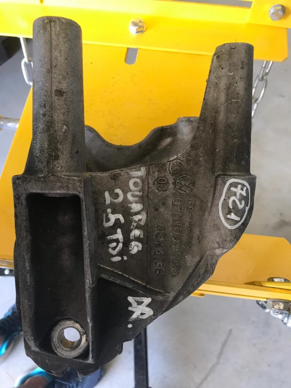 Suport motor dreapta VW Touareg 2.5 Tdi cod 070 199 308 A