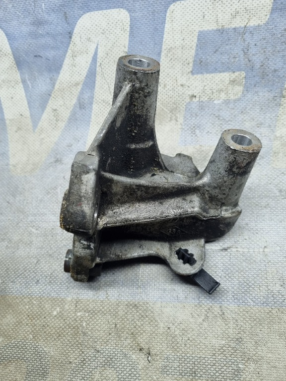 Suport pompa injectie Renault Megane 2 8200193773 
