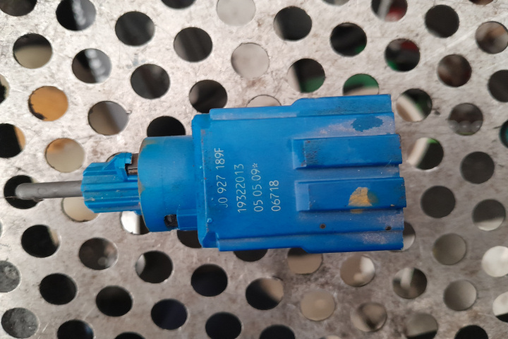 Switch pedala ambreiaj J0927189F Skoda Fabia 5J [2007 - 2010] Combi wagon 5-usi 1.4 MT (86 hp)