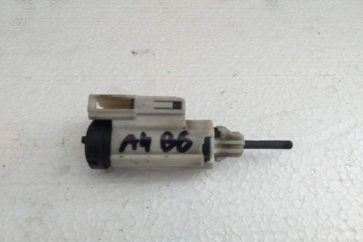 Switch pedala frana Senzor pedala frana 8E0927189B 8E0927189B Audi A4 B6 [2000 - 2005] Avant wagon 5-usi 1.9 TDI 6MT (130 hp) Cod culoare P7P7 ,