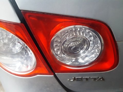 Tripla, stop stanga spate pe capota VW Jetta - 2007
