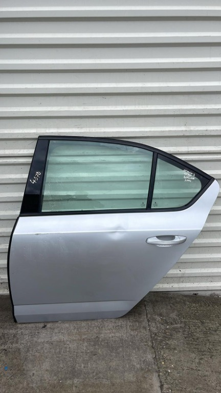 Ușă stânga spate Skoda Octavia 3 berlină 2013-2019 îndoită pe nervură