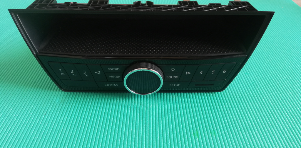 Unitate media Skoda Fabia 3 HB cod 6V0035872 an 2016 2017 2018 radio cd player