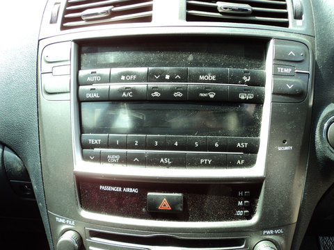 Unitate Panou Buton Butoane Comanda AC Clima Climatronic si Comenzi Radio CD Player Lexus IS 220D 2005 - 2010