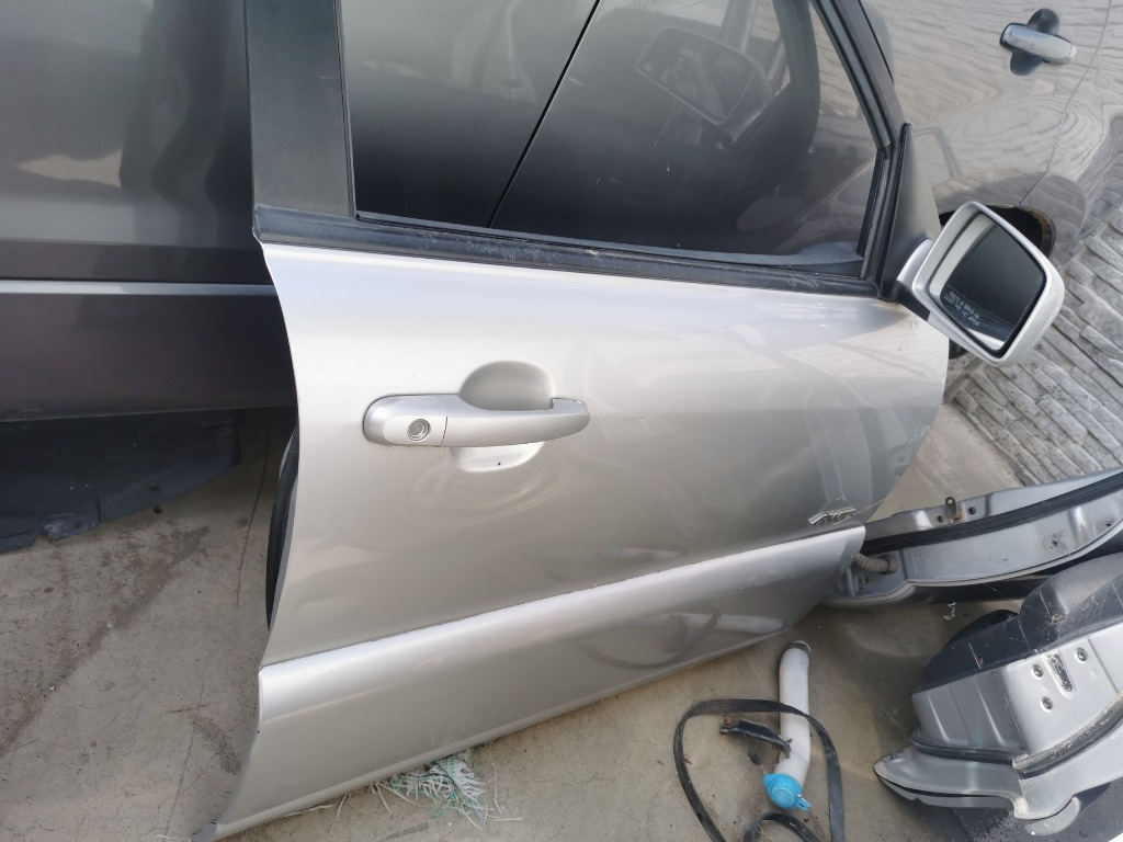 Usa dreapta fata Kia Sportage II JE gri argintiu, oferta este pentru usa goala cu bandou
