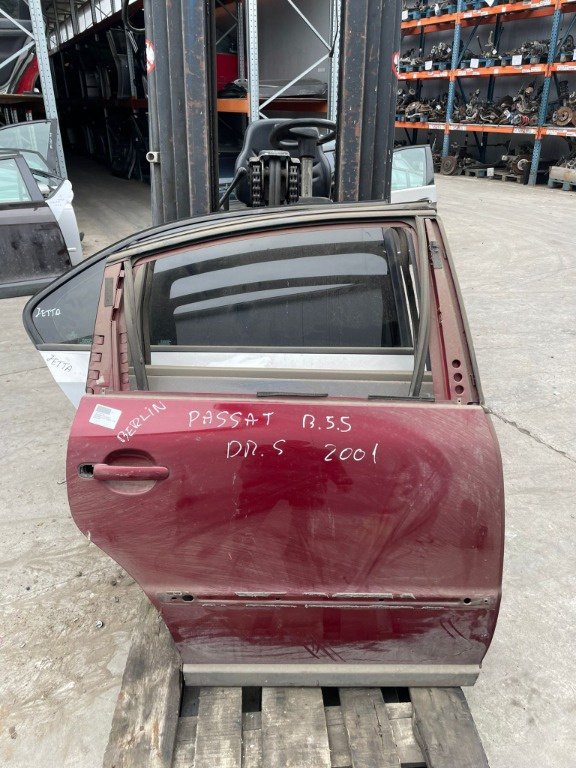 USA DREAPTA SPATE VOLKSWAGEN PASSAT B 5.5 AN 2001 / USA SE VINDE GOALA , FARA ACCESORII