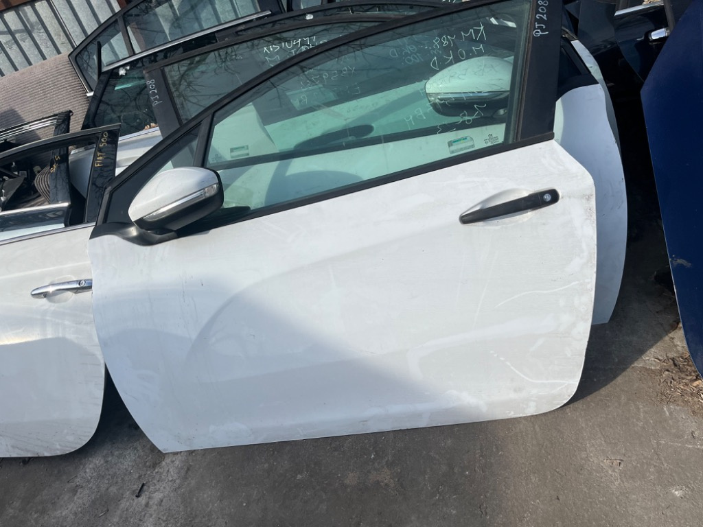 Usa st fata peugeot 208 model 2 usi an 2014