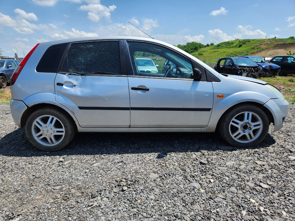 Usa stanga fata Ford Fiesta 2005 Hatchba