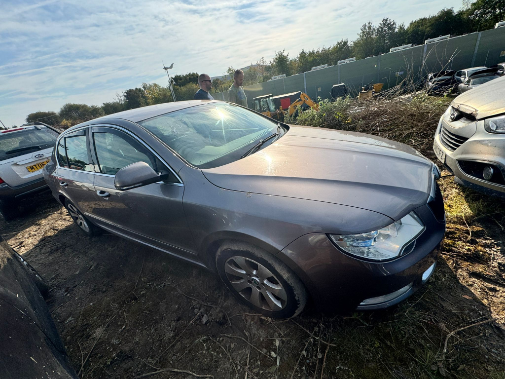 USA STANGA FATA SKODA SUPERB 2012 BROWN SEDAN (id: 817)