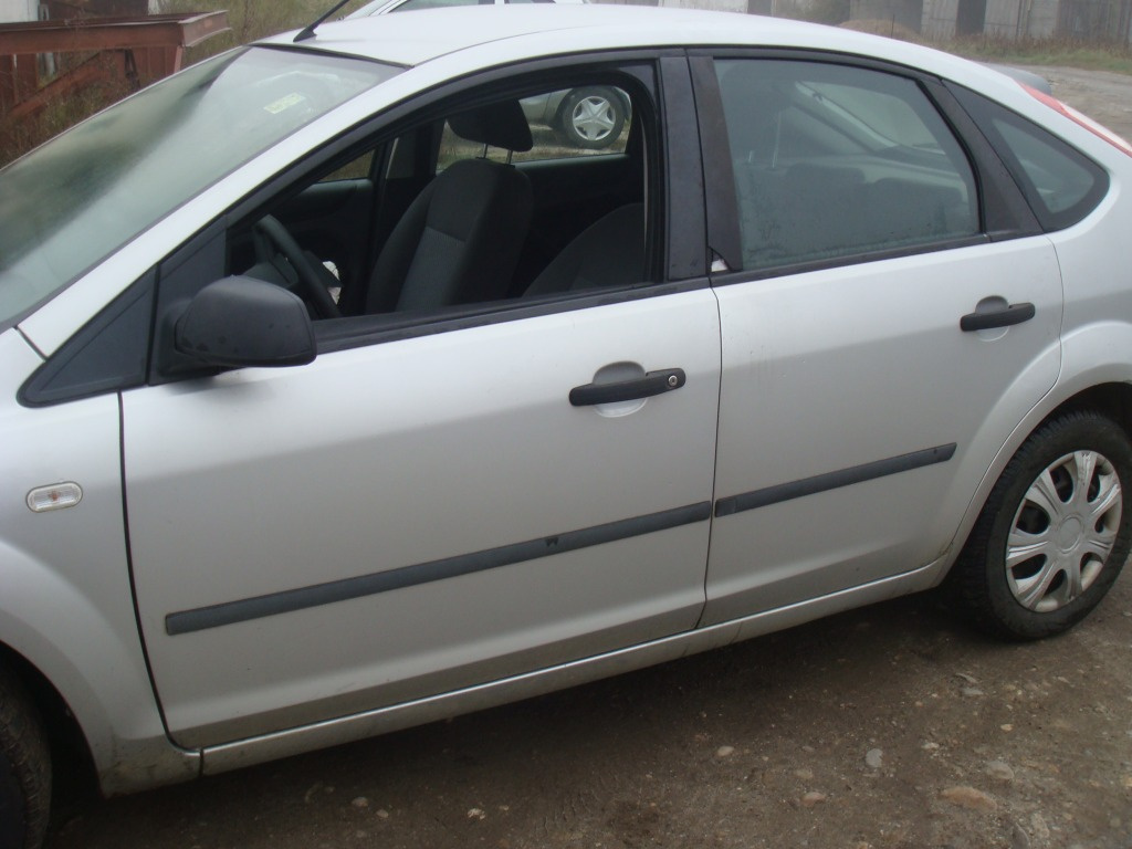 Usa stanga spate FORD FOCUS 2 hatchback an 2006