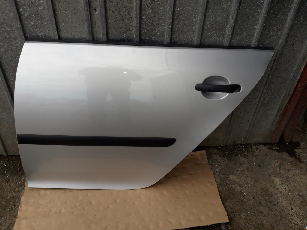 Usa stanga spate VW Golf 5, hatchback, culoare gri metalizat LA7W
