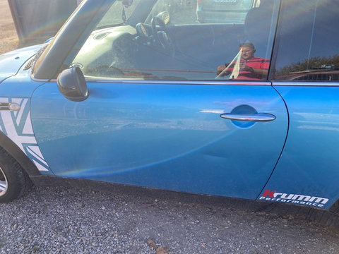 Usa stanga UN MIC DEFECT VIZIBIL IN POZA Mini Cooper R50 [facelift] [2004 - 2006] Hatchback 1.6 MT (116 hp) Mini Cooper R50/Rc32 motor 1.6 85kw culoare electric blue metalic 870