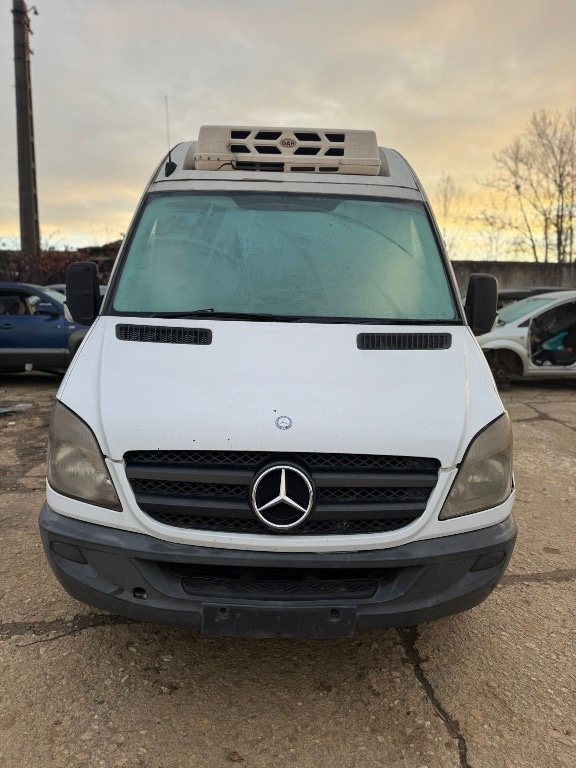 Vând capota Mercedes Sprinter 907