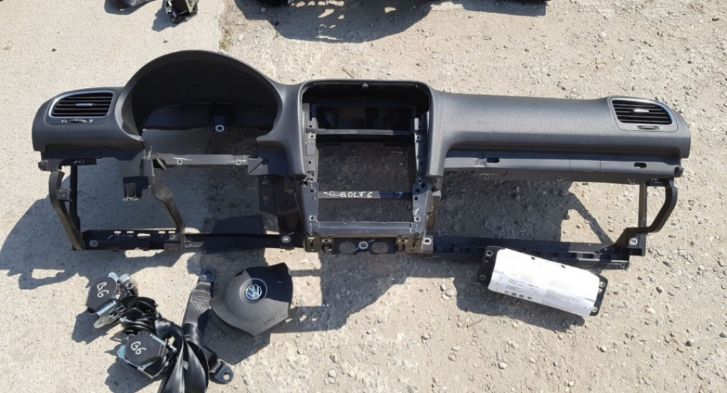 Vând plansa bord cu airbag-uri și centuri vw golf 6