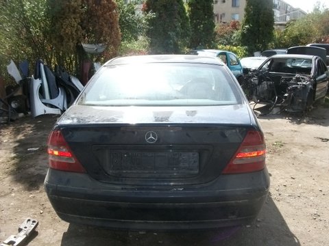 Vand capota portbagaj Mercedes C220 anul 2002