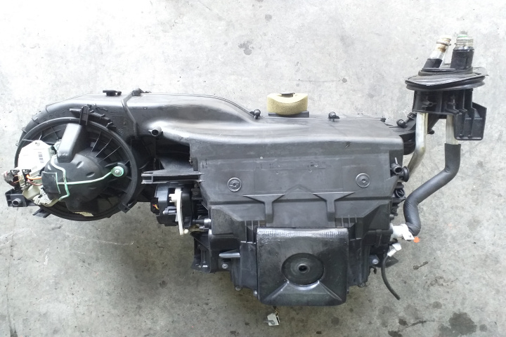 Ventilator aeroterma 985466N EUROPA 985466N BMW Seria 3 E90 [facelift] [2008 - 2013] Sedan 316d MT (115 hp) culoare BLACK SAPPHIRE METALLIC (475)
