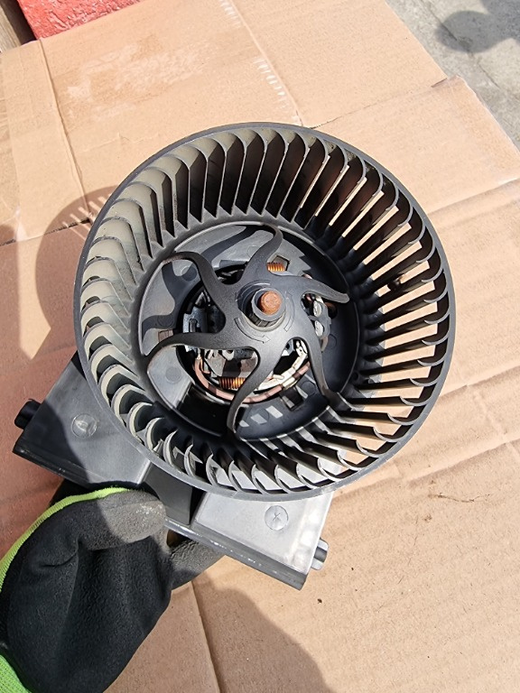 Ventilator habitaclu VW Golf 4 cod 1J1819021C