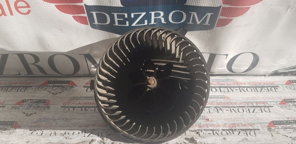 Ventilator habitaclu VW Touran 2.0 TDi cod piesa : 1K1820015J