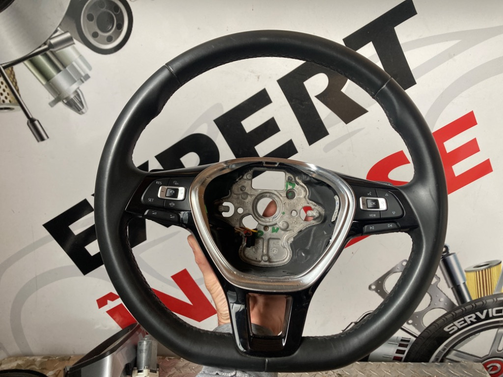 Volan imbracat in piele cu comezi padele si incalzire vw passat b8 cod 5g0419091