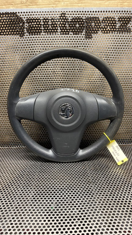 Volan simplu în 3 spițe Opel Corsa D Facelift 2011-2014 (defectele se observă-n poze)